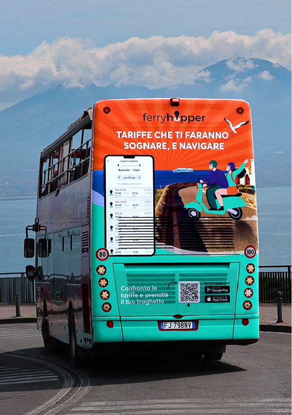 Pubblicità Ferryhopper sul retro di un autobus urbano, con illustrazione colorata e panorama marino sullo sfondo.